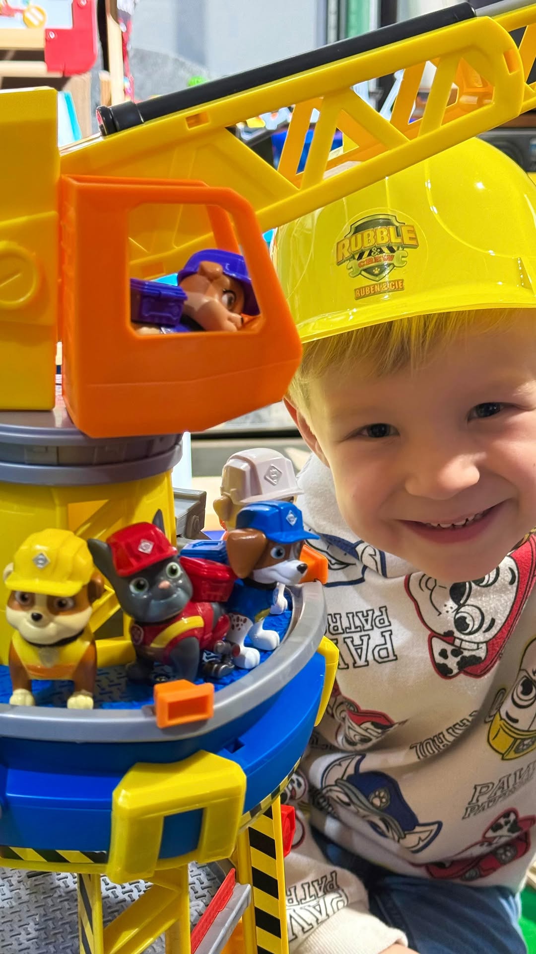 Instagram post by @papageekendebardeur for PAW Patrol. Caption reads: 🚜🎁🏗️
—
CONCOURS 🎁
Bravo @ame_lie74 
Après la....