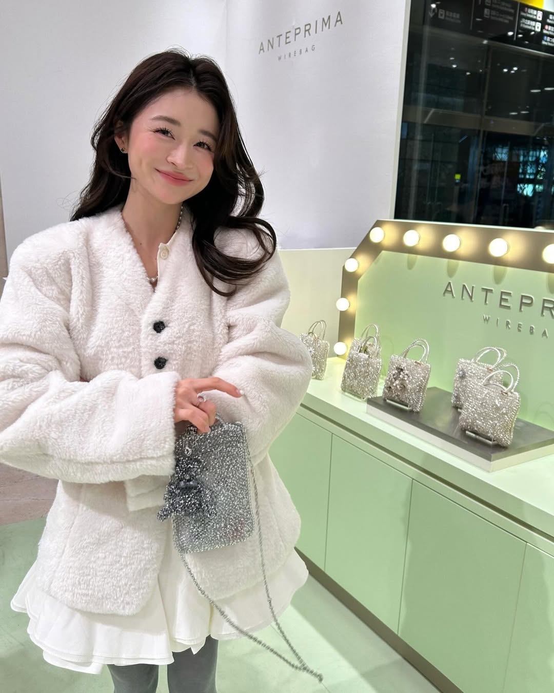 Instagram post by @yuyukmt for Anteprima. Caption reads: おやすみだったのでお買い物へ👜👩🏼‍🦱🧸
ホリデー気分にぴったりな....