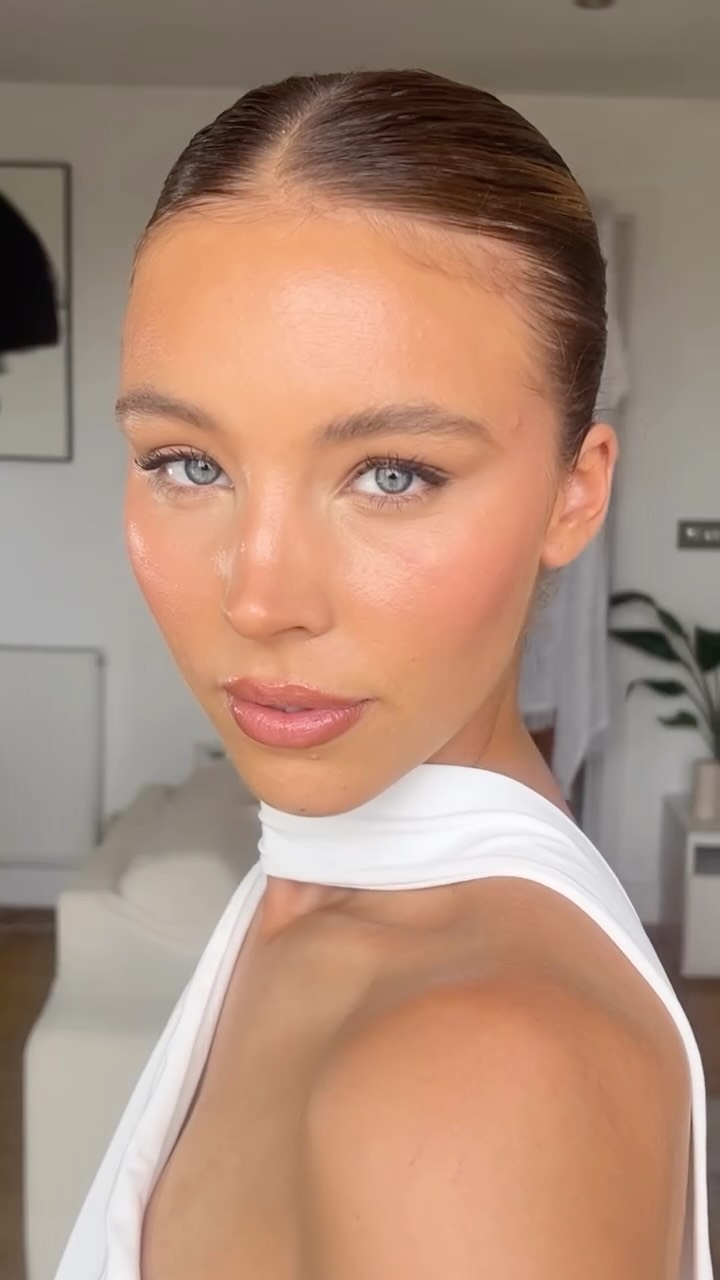 Instagram post by @charlottealbert.makeup for Annabelle Minerals. Caption reads: [...] obsessed with these blushes from....
