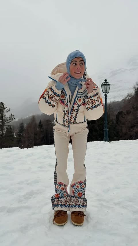 Instagram post by @vicmontanari for FARM Rio. Caption reads: ad ❄️ ups, luckly @farmrio and @whitespace_____....