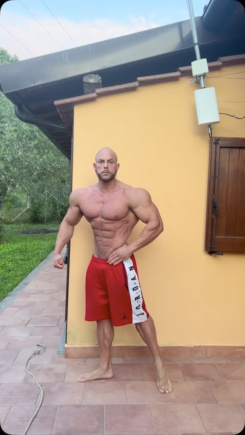 Instagram post by @daniel_leone_ifbbpro for NEBBIA. Caption reads: [...] Code DAN10 👉🏻 oufit sponsor 🎽:....