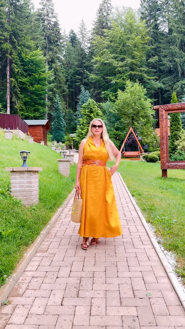 Instagram post by @dressesandcityscapes for Linticoshop. Caption reads: [...] honey 🍯 yellow halter dress from....
