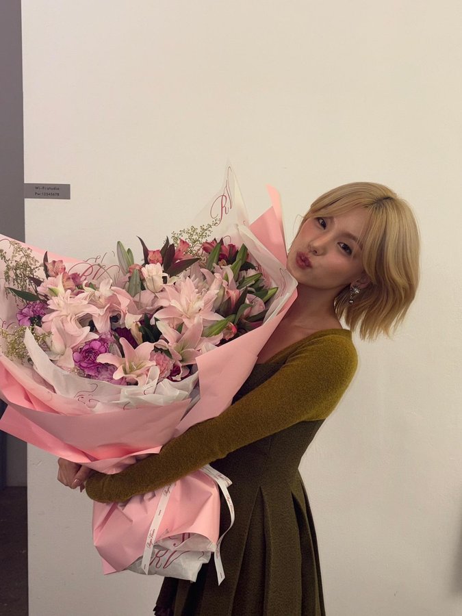 Instagram post by @yezyizhere for Roger Vivier. Caption reads: ELLE HONGKONG X Roger vivier💐.