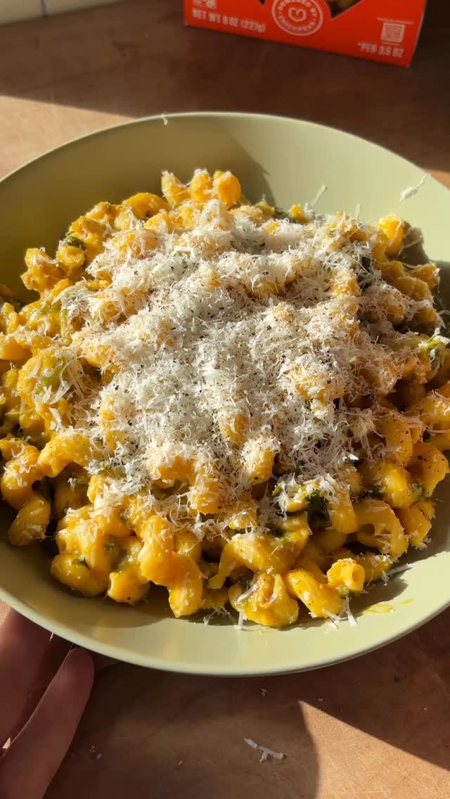 Instagram post by @gilliehouston for Banza. Caption reads: Meet your new favorite fall pasta: Creamy....