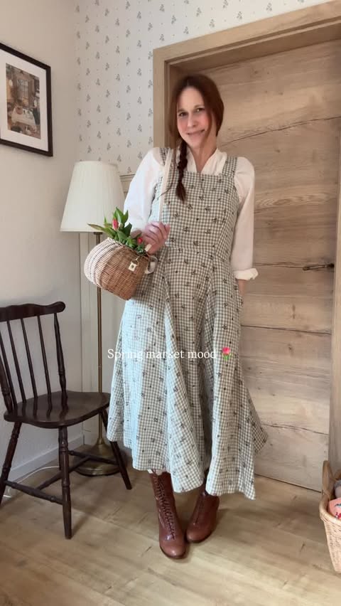 Instagram post by @lululovesthemoon for Son de Flor. Caption reads: [...] This gorgeous pinafore dress is from....