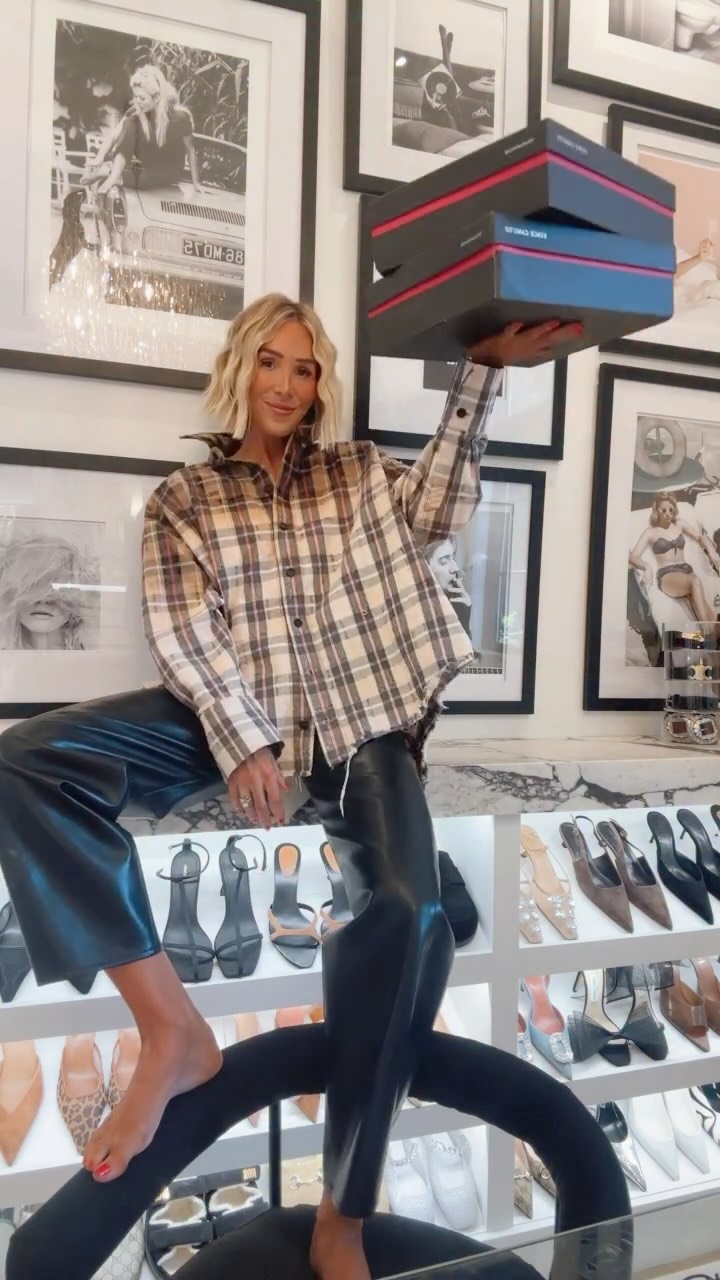 Instagram post by @everyday_abby for Vince Camuto. Caption reads: @vincecamuto is having a Friends & Family [...].