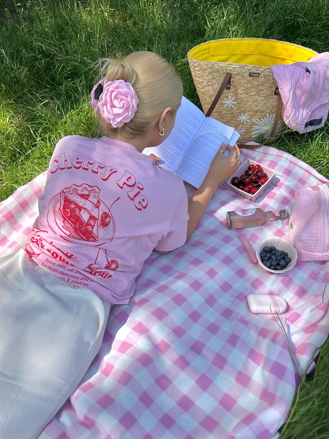 Instagram post by @kejtiejt for Spartoo. Caption reads: picnic season in full bloom 🍒🧺🌸
@spartoogram....