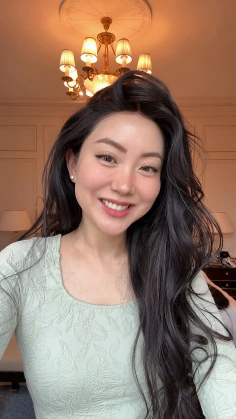 Instagram post by @jeenie.weenie for Bridgerton. Caption reads: I’m in Paris!!!!!!! 🇫🇷 

Thank you @netflix....