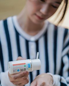 Instagram post by @laurabas for Hada Labo Indonesia. Caption reads: Banyak yang pengen pakai foundation tapi terlihat....