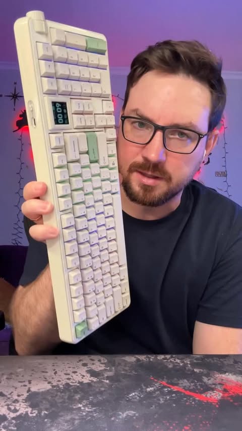 Instagram post by @freelstep for Epomaker. Caption reads: [...] повод заглянуть в пост 👀🔥....