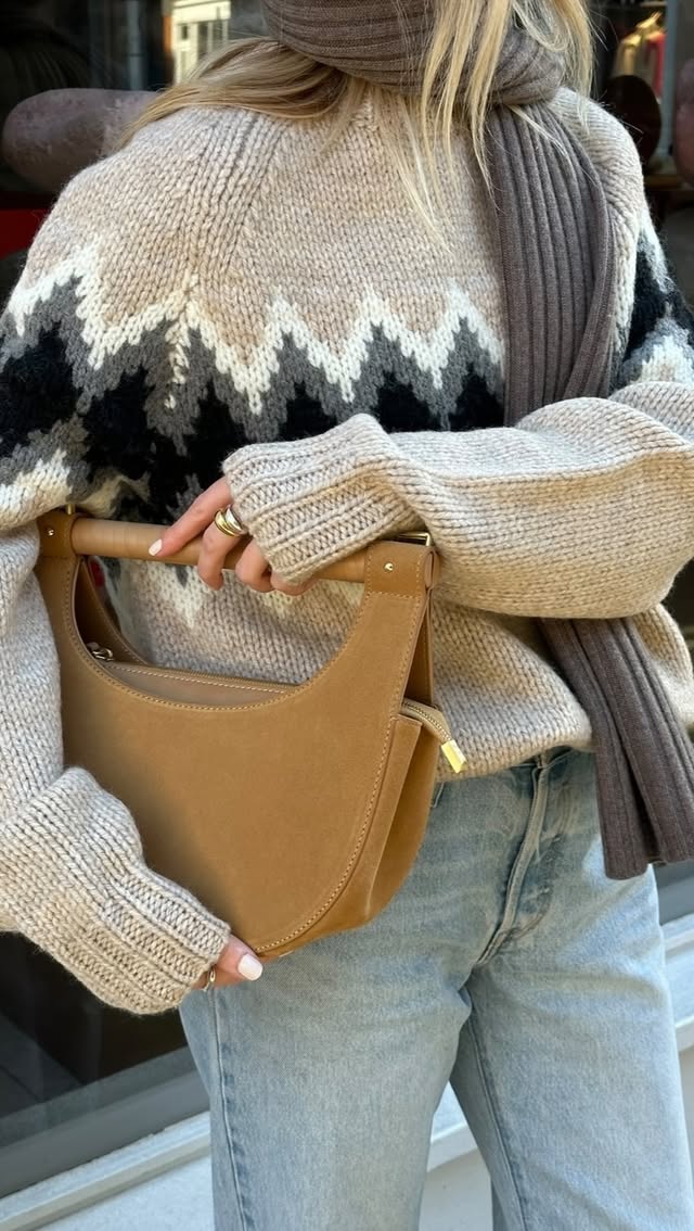 Instagram post by @chloekathbutler for John Lewis. Caption reads: [...] jeans*
@riseandfall grey v-neck....