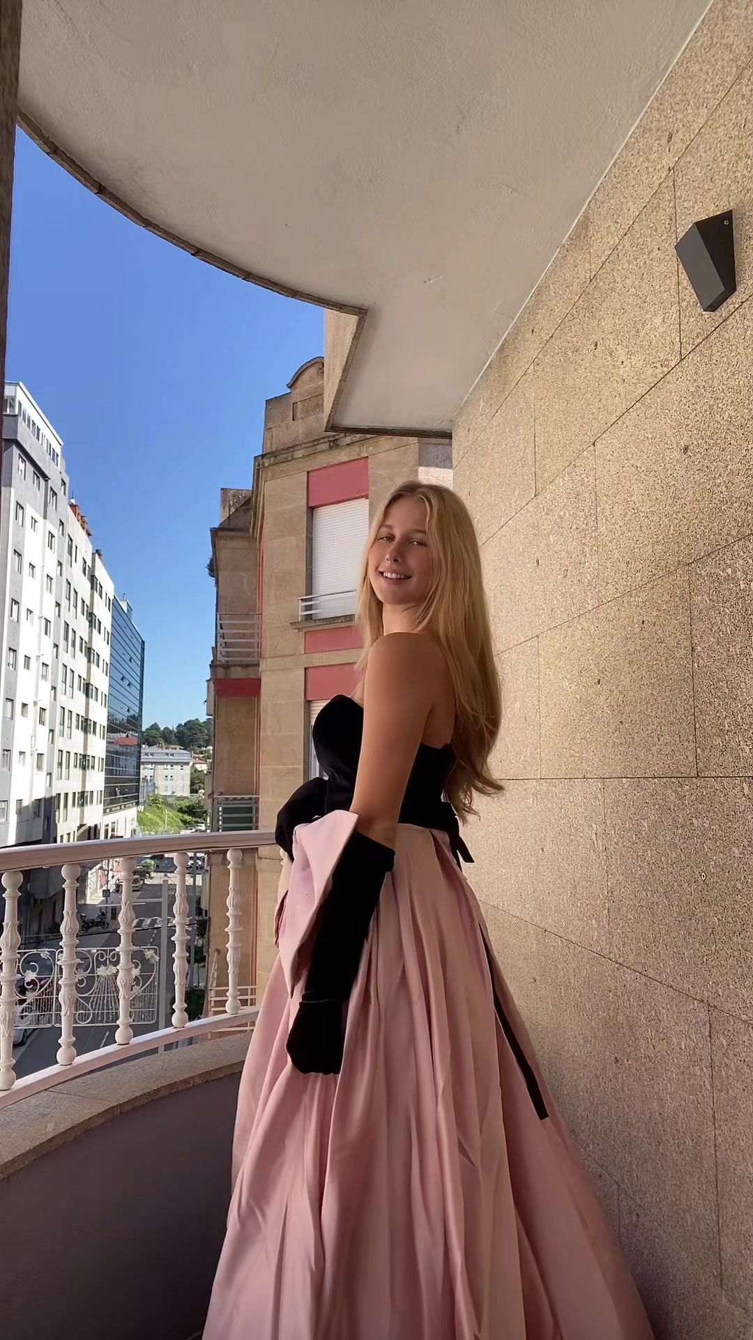 TikTok post by @mashaperoyeloso for JardinVue. Caption reads: vestido de @jardinvue 😍🌸 usa mi codigo DPS15....