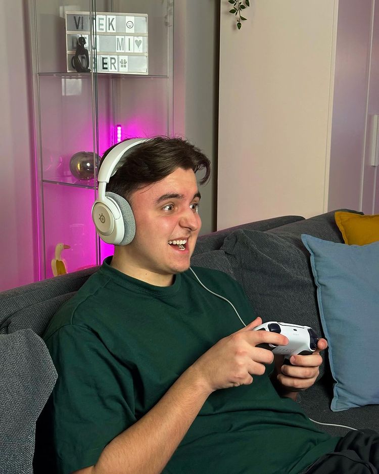 Instagram post by @vitekvencl for SteelSeries. Caption reads: 1) gamesím na psku
2) Sára peakuje
3) já vyděšen,....