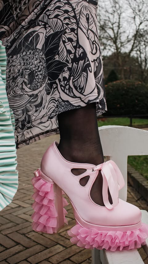 Instagram post by @lucavanderzwaan for Onlymaker. Caption reads: [...] me in the streets 

Schoenen zijn van....