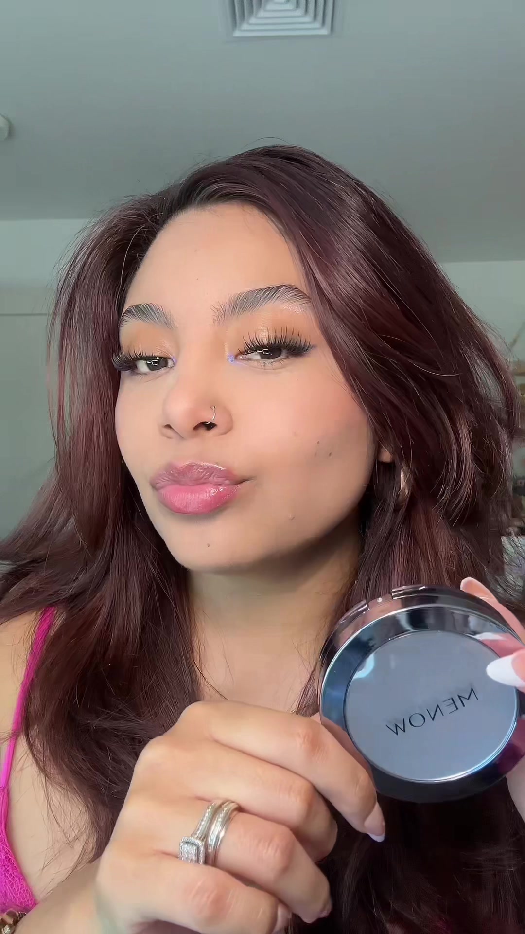 TikTok post by @valeriaguad03 for Menow. Caption reads: obsessed✨💛 @MENOW US @menow.beauty #MENOWUS....