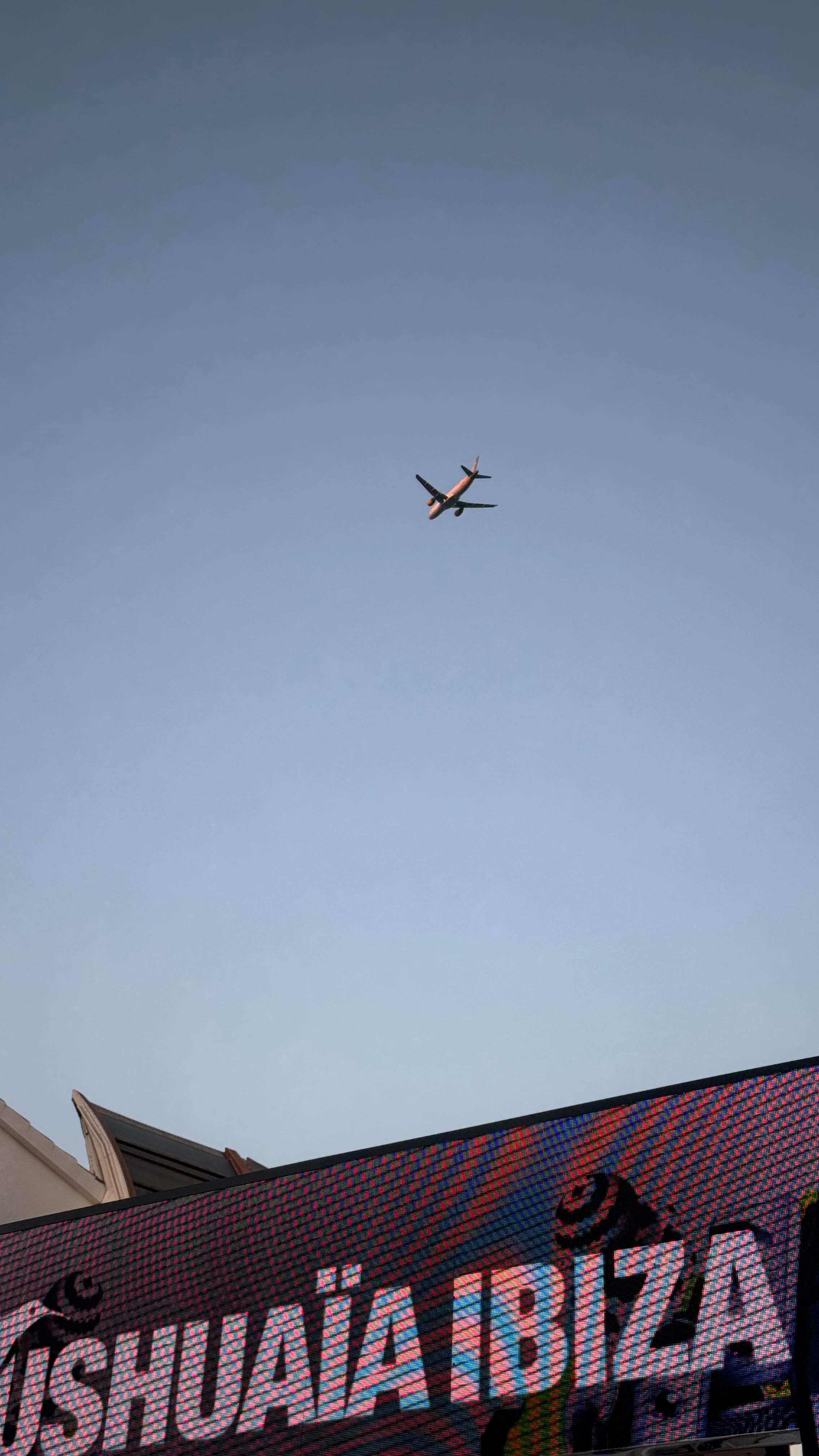 Instagram post by @gattoni.jd for Courir. Caption reads: Moi j’ai choisi la Nike Zoom Vomero 5🏆 @courir....