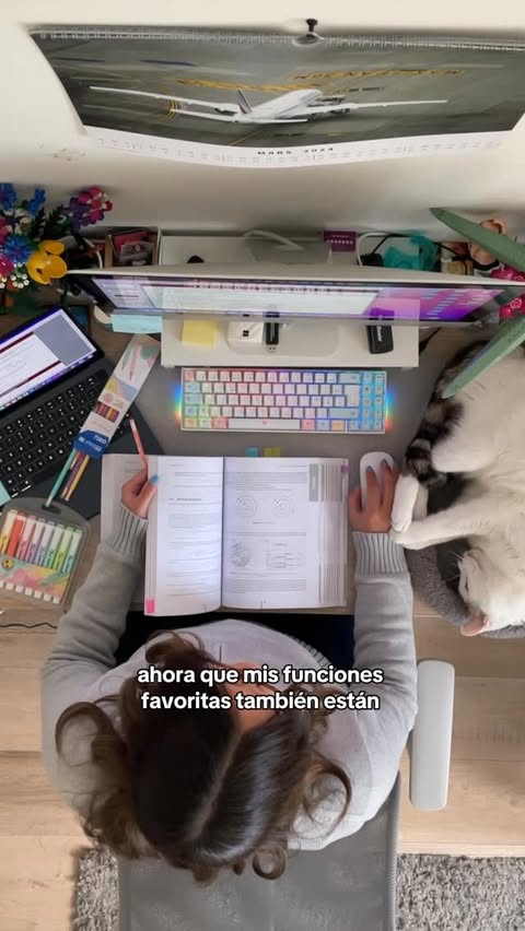 Instagram post by @isadoraavera for Grammarly. Caption reads: ¡Descarga Grammarly hoy mismo!....