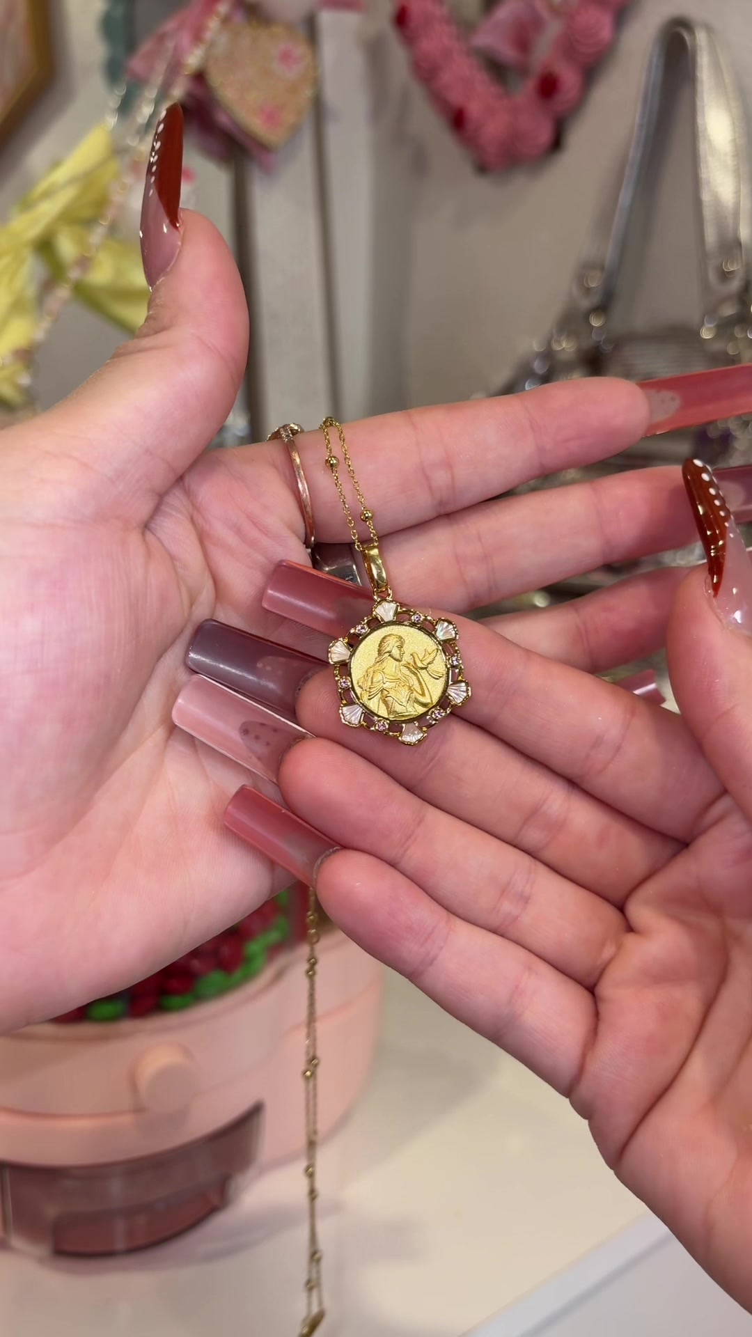 TikTok post by @brooktheshopaholic for Vidawheel Jewelry. Caption reads: The perfect Christmas present for someone special....