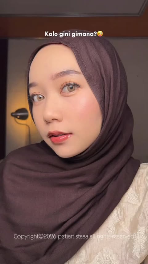 Instagram post by @petiartistaaa for MS GLOW. Caption reads: 2in1 blush + highlighter dari @msglowbeauty ini....