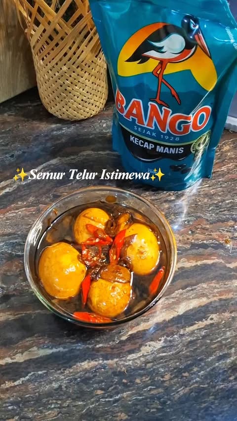 Instagram post by @umazahra for Bango. Caption reads: [...] tapi jadi istimewa karena Kecap Bango 😍 ini....