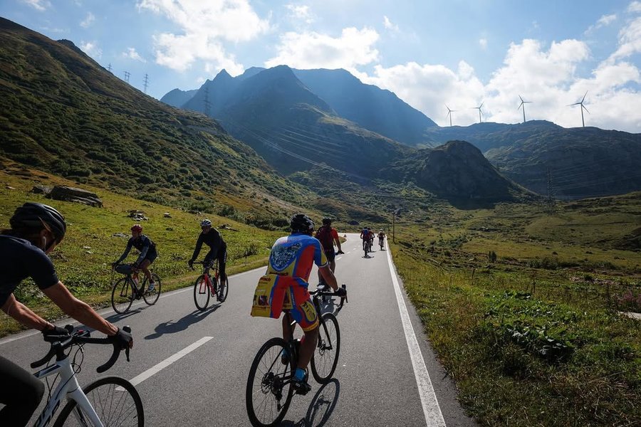 Instagram post by @roadbike.andy for OCHSNER SPORT. Caption reads: Am Sonntag war #RidetheAlps am #Nufenenpass 😍....