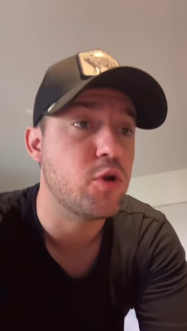 Instagram post by @arturo21gonzalez for Caliente.mx. Caption reads: ¿Ustedes cuál harían? 🤔 @arturo21gonzalez....