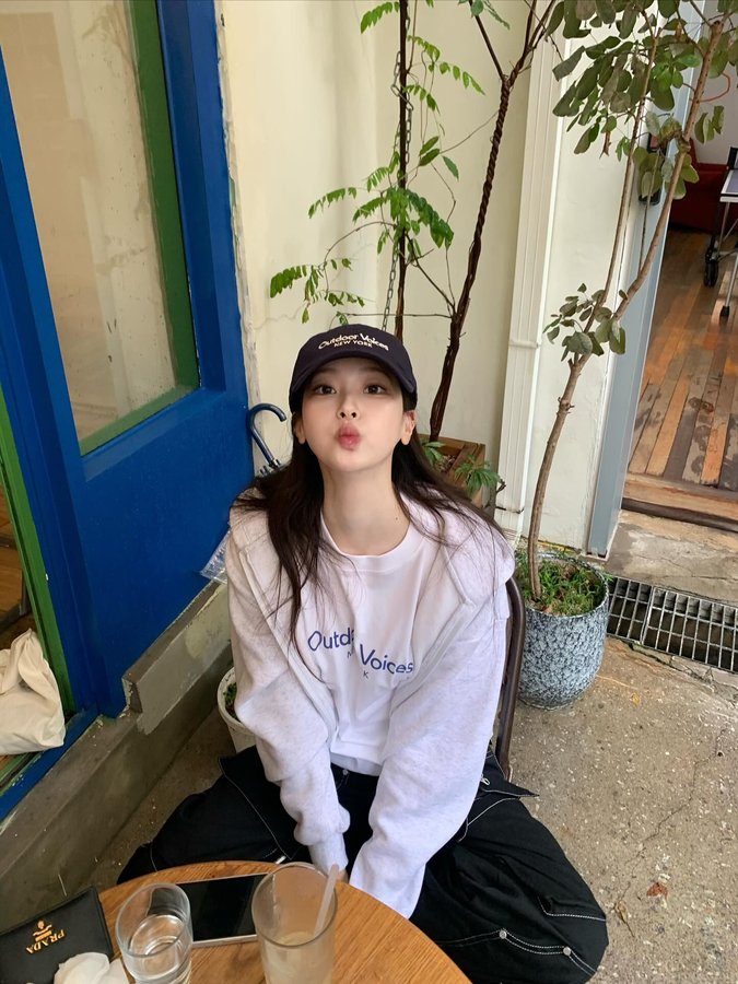 Instagram post by @heee_jjinn for Outdoor Voices. Caption reads: 💙🧢💙 @outdoorvoices.kr #광고.