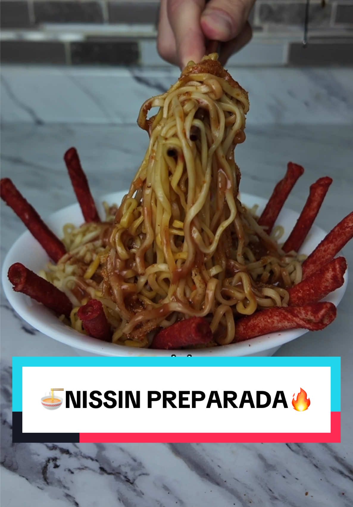 TikTok post by @sisomosgemelos for Mercado Libre. Caption reads: Sopa Nissin Preparada! Sigue la página de Nissin....