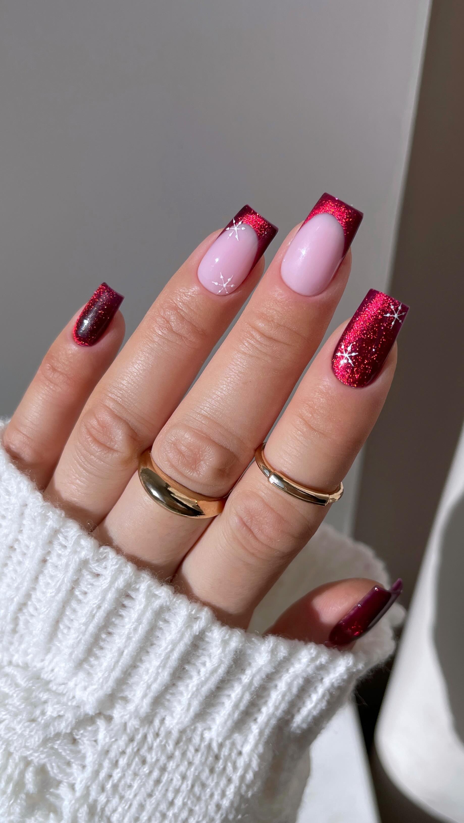 Instagram post by @amanda.sudolll for Semilac. Caption reads: Co powiecie na welurowe pazy ? 😍❤️✨🎄

@semilac :....