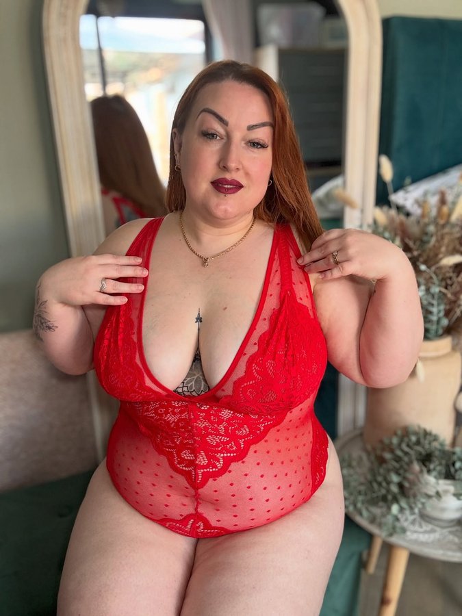 Instagram post by @curvy_crazy_cute for Tutti Rouge. Caption reads: Every body is different, and every body is....