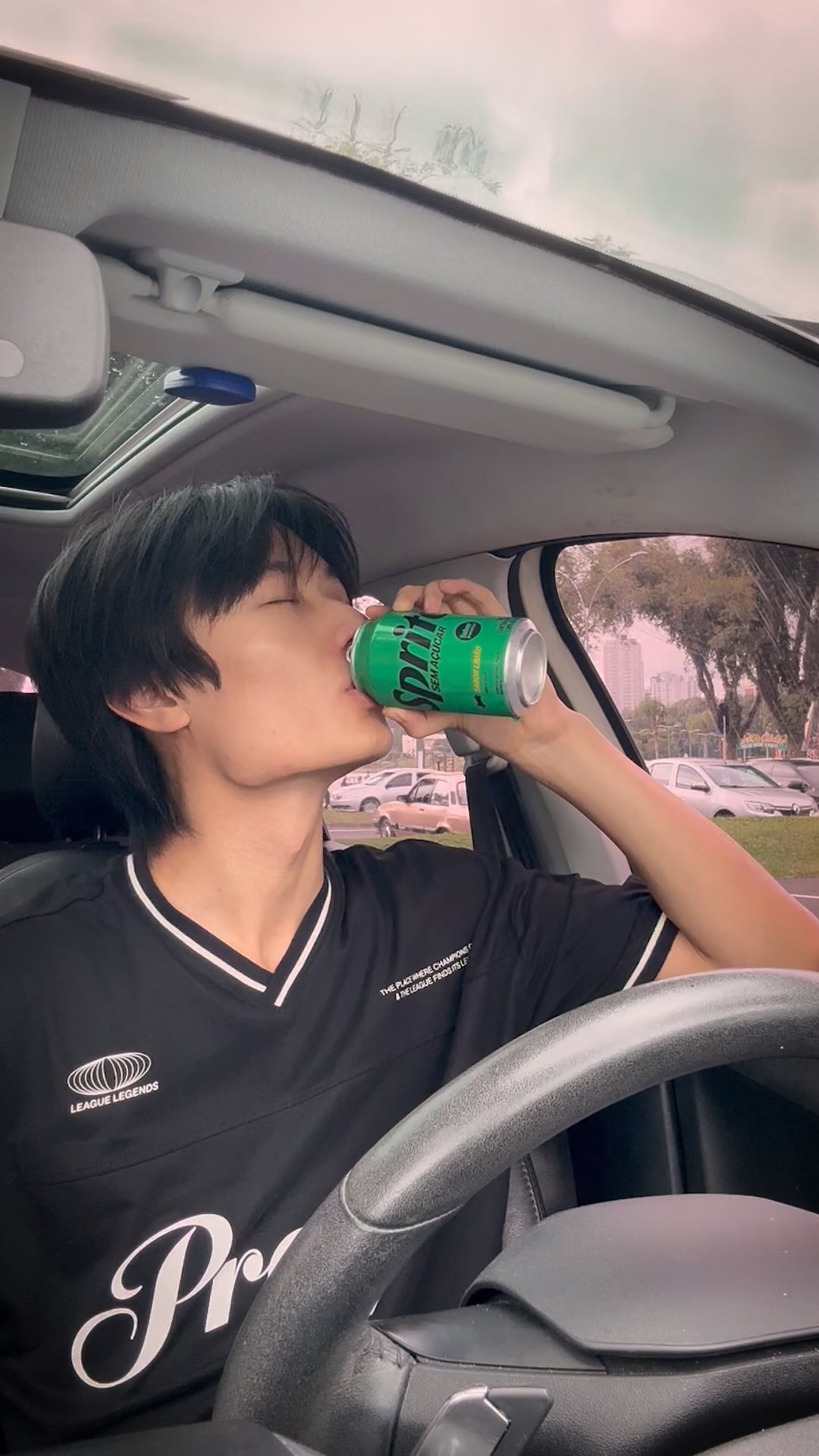 Instagram post by @raphachung for Sprite. Caption reads: Arrume-se comigo pra um dia caótico de....