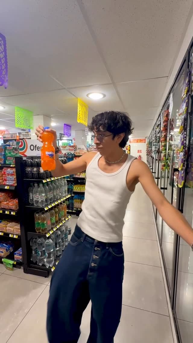 Instagram post by @itscarlitozz for Fanta. Caption reads: Quien dijo yo ? 🍕👀

@fantamx #publicidad 
....