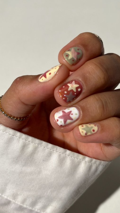 Instagram post by an influencer for essie. Caption reads: [...] stars” …did I nail 🤭 it? ⭐️ #essiepartner....