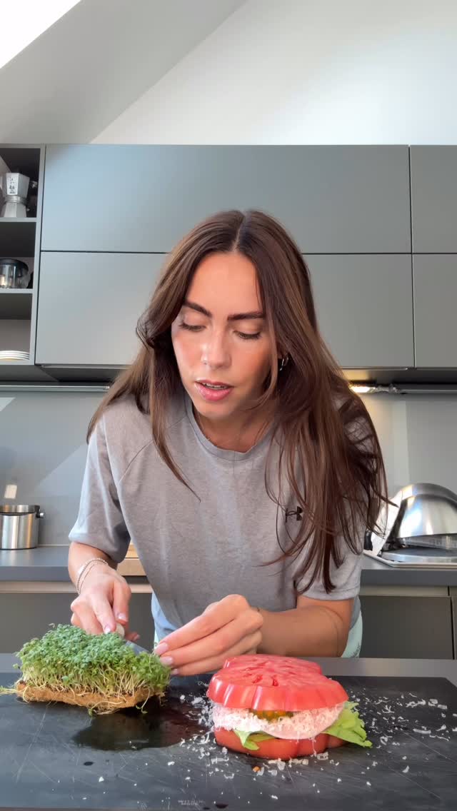 Instagram post by @herstoryfeed for More Nutrition. Caption reads: perfect (light) sandwich 🍅 bin süchtig nach....