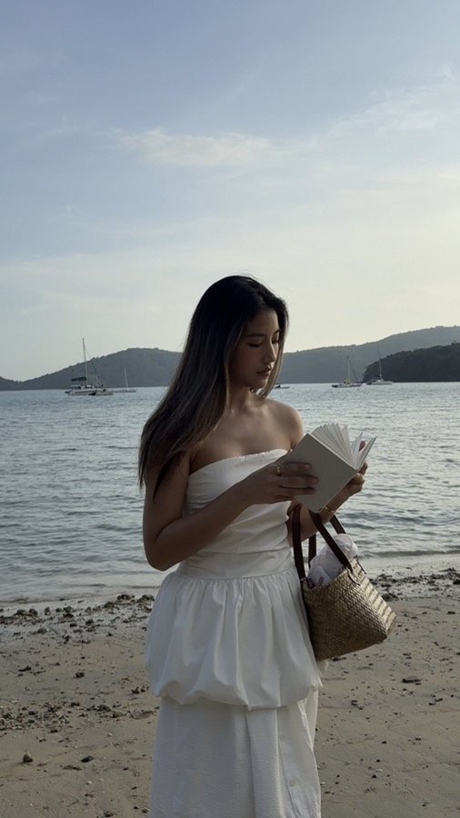 Instagram post by @pinapril for Pomelo Fashion. Caption reads: what i wear in phuket 🏝️ @pomelofashion....