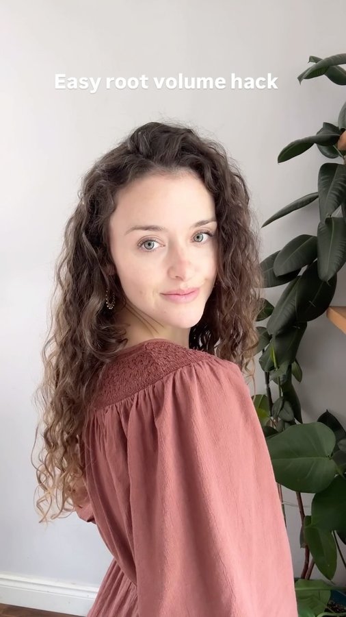 Instagram post by @the.curly.carr for Fiona Franchimon. Caption reads: [...] side part hairstyle 🔥 Hair pins by....