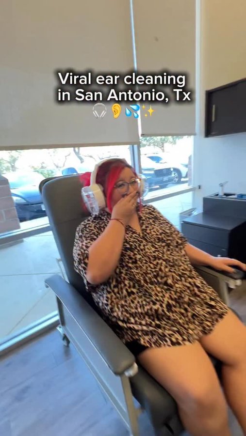 Instagram post by @siempre_sanantonio for OtoSet. Caption reads: [...] now in San Antonio 👂

Checked out....