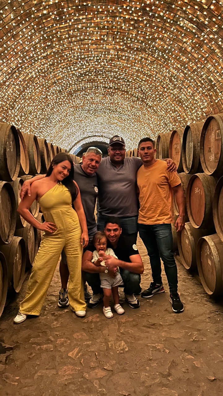 Instagram post by @vaneposadavargas for Copa Airlines. Caption reads: Entre Ruedas🧑‍🧑‍🧒‍🧒 y  @copaairlines....