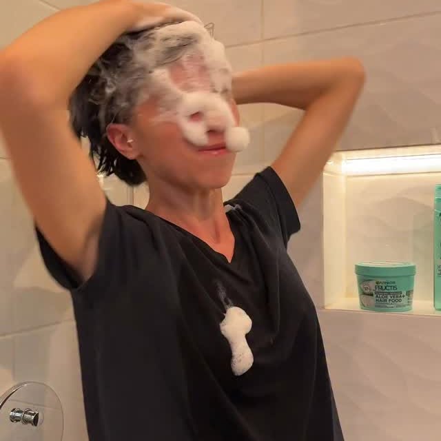 Instagram post by @ania_dubinska for Garnier. Caption reads: [reklama] Moje włosy nie ucierpiały podczas....
