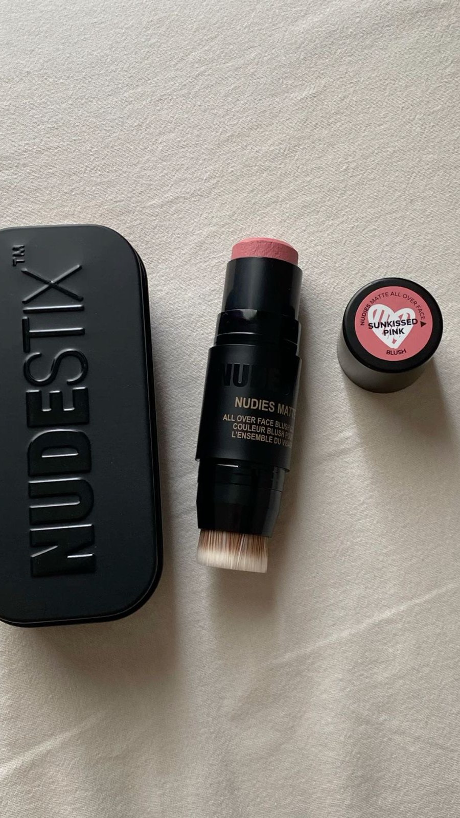 Instagram post by @helenaanaves for NUDESTIX. Caption reads: Para trazer mais leveza e praticidade para a minha....