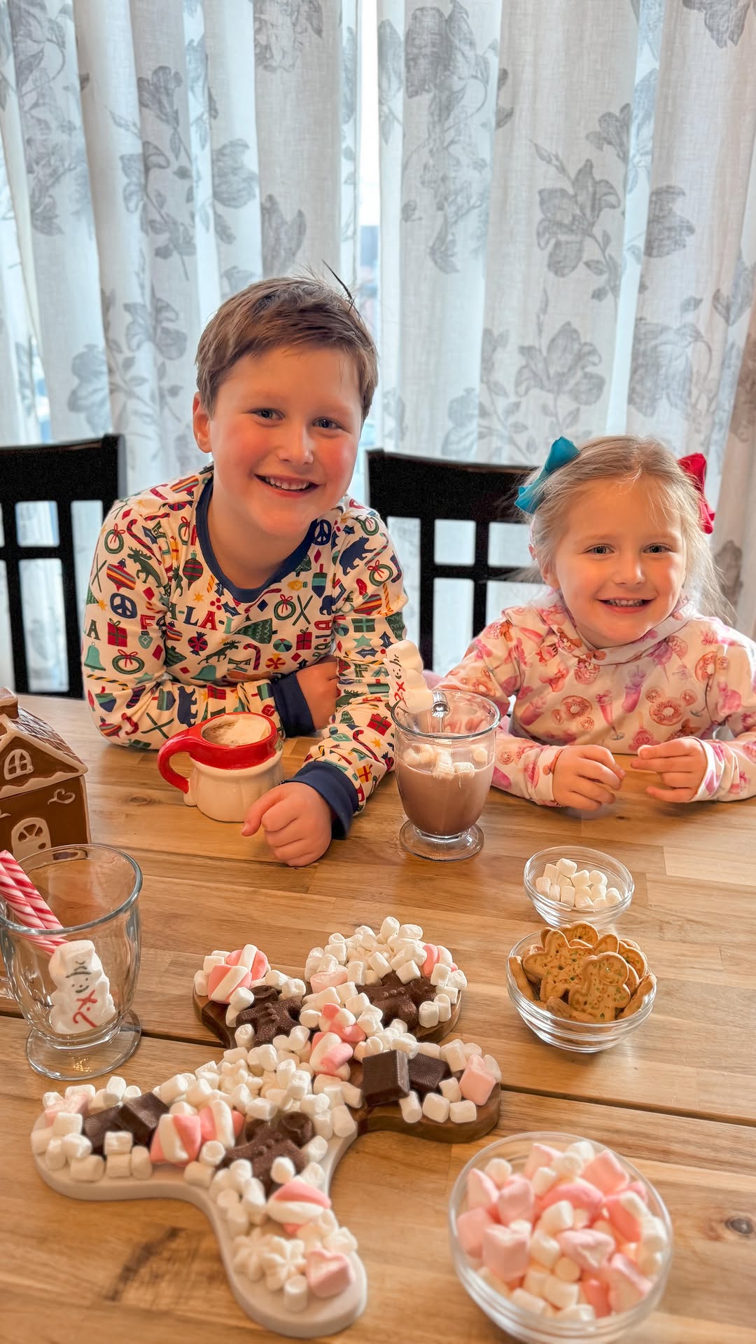 Instagram post by @gkdadlife for Poseidn. Caption reads: Hot chocolate and gingerbread houses 🤍✨

Our....