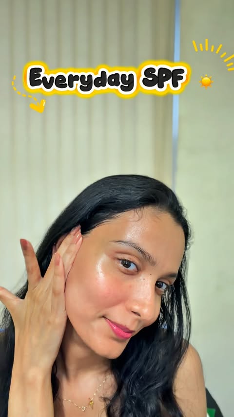 Instagram post by @oshin501 for La Roche-Posay. Caption reads: [...] before blending it into my skin 💛....