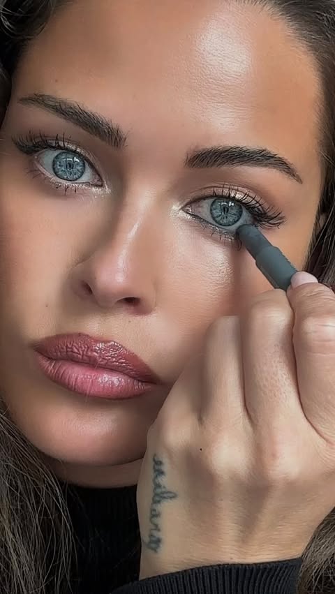 Instagram post by @murielle for NABLA Cosmetics. Caption reads: Grey pencil eyeliner instead of black ☑️.