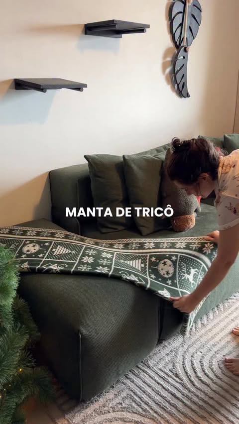 Instagram post by @home_gaabycosta for Shopee. Caption reads: Manta de tricô natalina da @shopee_br....