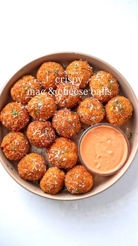 Instagram post by @munchymoodz for The Feedfeed. Caption reads: (ad) Comment ‘RECIPE’ to have this Pink Sauce Mac....