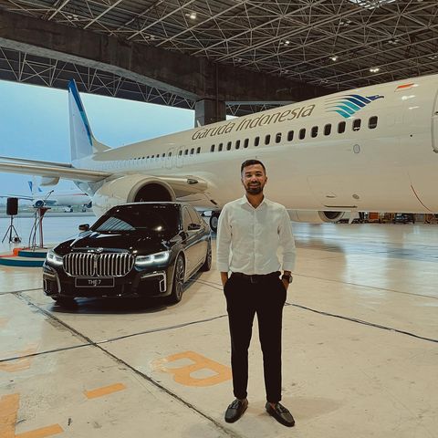Instagram post by @hassanalaydrus for Garuda Indonesia. Caption reads: [...] untuk loyal passengers Garuda Indonesia....