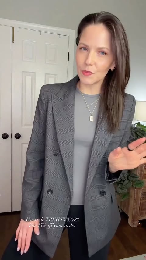 Instagram post by @thestyleexperiment for Underoutfit. Caption reads: [...] to get 15% off your order! 

Two....