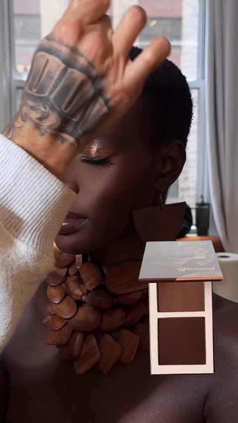 Instagram post by @benni_beautty for Juvia’s Place. Caption reads: Who loves a glam Moment?

“ SCULPT ME “ using my....