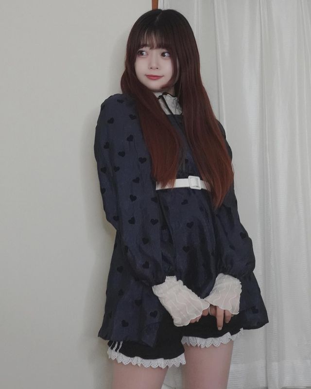 Instagram post by @kyonpei_kyo for WaKsnap. Caption reads: ハートがいっぱい♡
さりげないカラーのハートだからかわいい🖤🖤

#pr #waksnap....