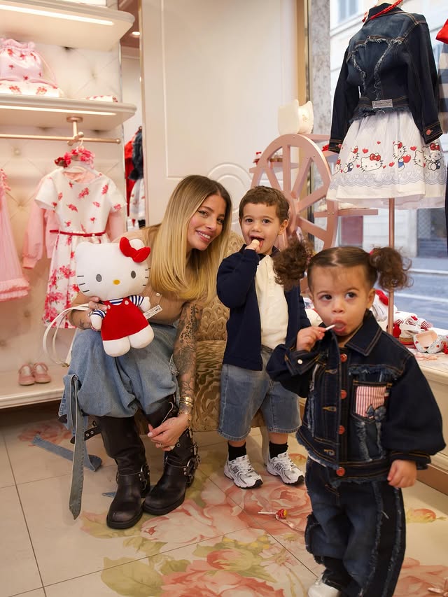 Instagram post by @nastilove for Hello Kitty. Caption reads: #adv @monnalisa_official @hellokittyeu 🩷.